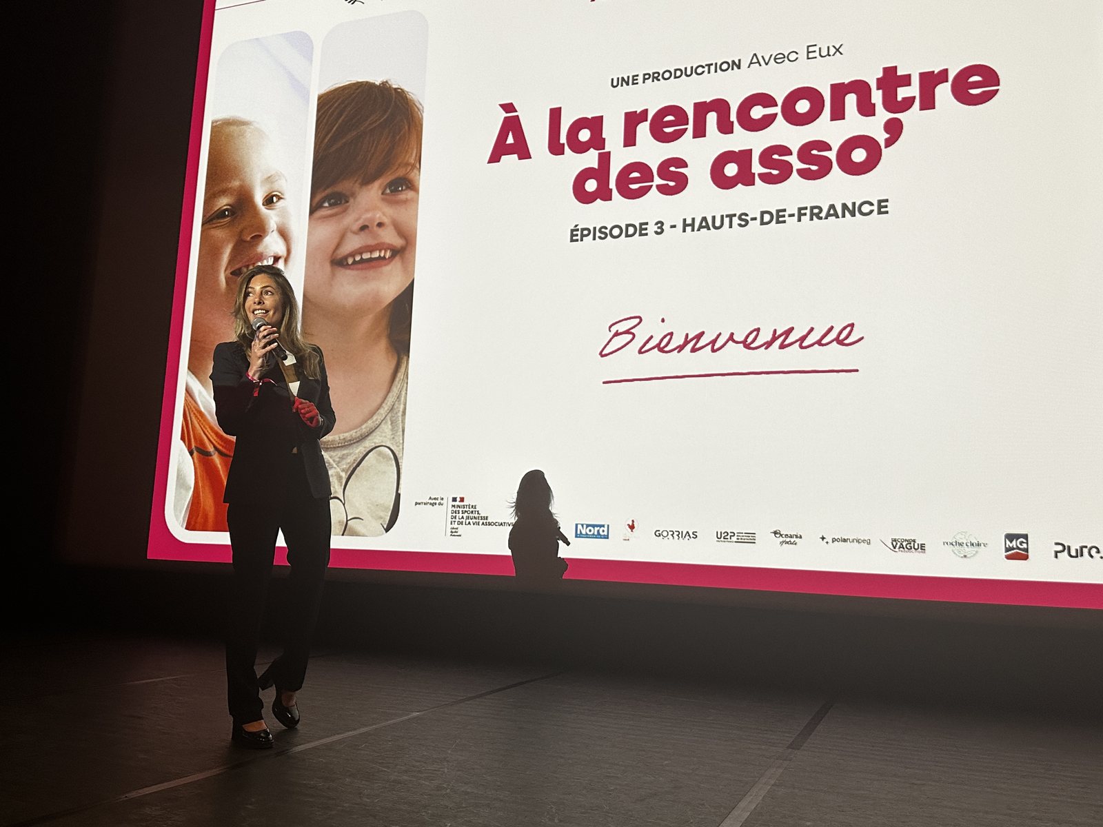 Coraline Jond au micro devant l'écran de l'épisode 3 de la série «&nbsp;À la rencontre des asso'&nbsp;»
